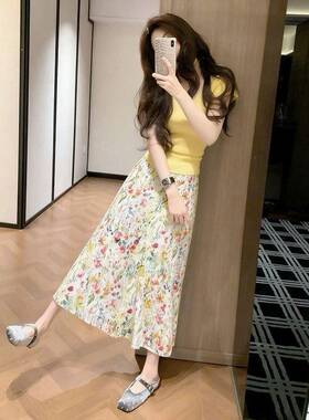 气质一整套ootd穿搭女2026年春季黄色V领短袖T恤碎花半身裙套装