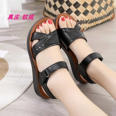 中老年妈妈凉鞋夏季平跟软底露趾老人真皮凉鞋舒适沙滩女鞋凉皮鞋