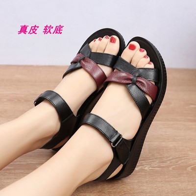 夏季女士坡跟大码中老年凉皮鞋