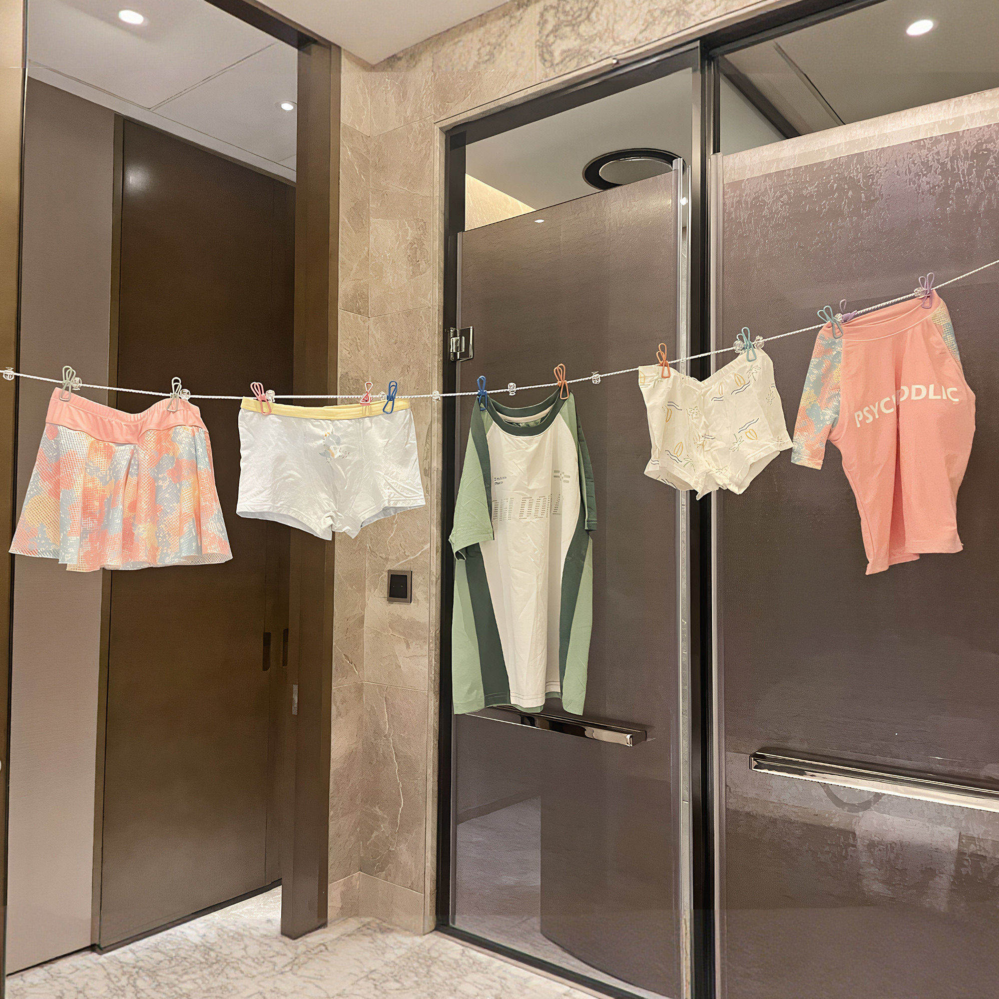 旅行便携衣架挂衣绳弹力带夹子图片