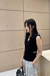 深圳高品质欧洲站2024夏新欧货 极简风小心机开口垫肩V领上衣T恤