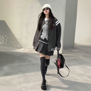 深圳高品质欧洲站2024冬季新款 学院风减龄羽绒棒球服+百褶裙套装