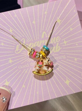 进口「小木马」夏日多巴胺彩色童趣木马甜美百搭摇摇彩色小环锁