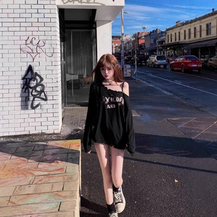 美式 新款 复古设计感小众慵懒别致斜肩上衣 卫衣女秋季 辣妹露肩长袖