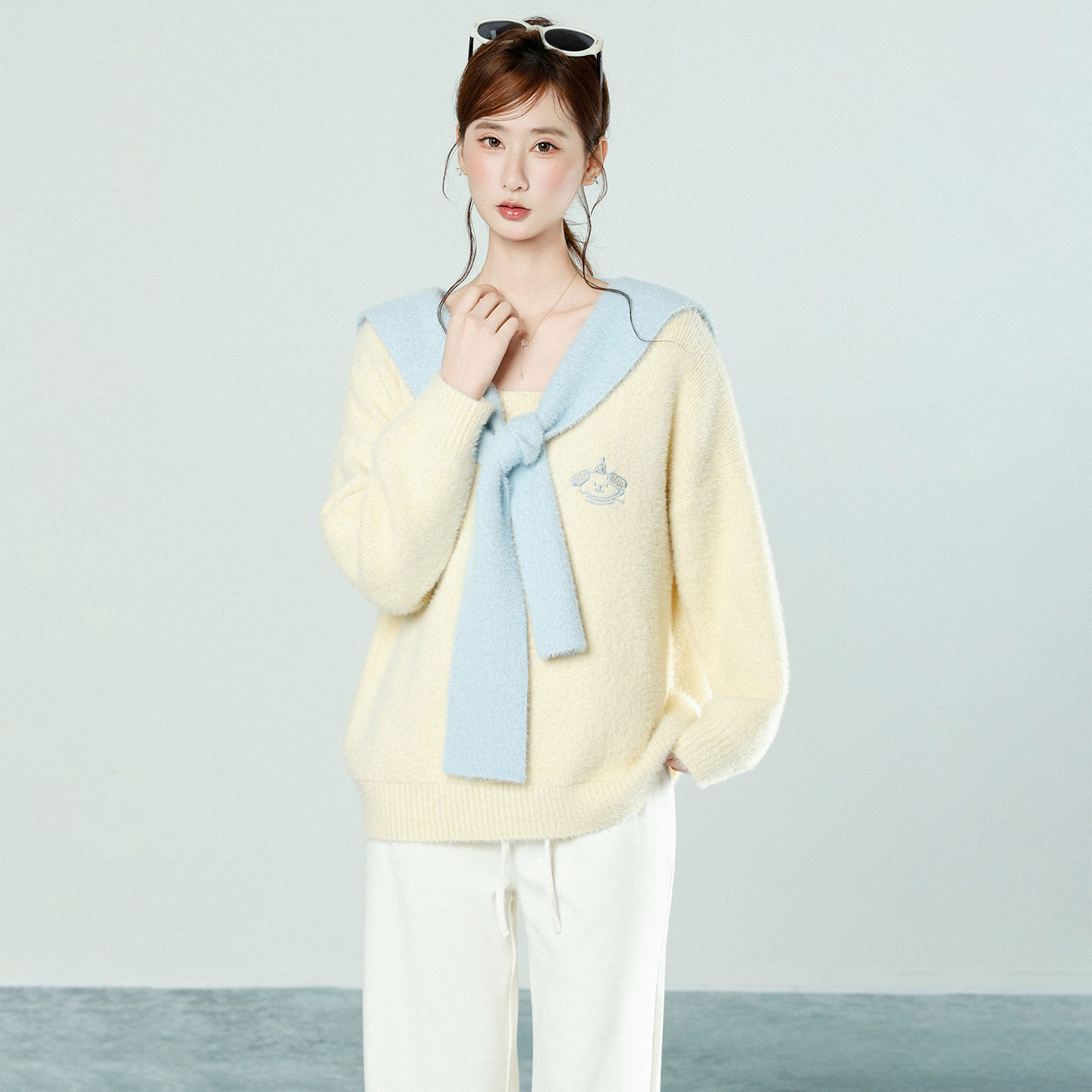 奶黄色U领披肩刺绣设计感针织长袖毛衣女2026春季宽松慵懒感上衣