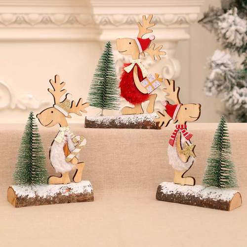 A wooden Christmas cedar tree presents a small gift圣诞节