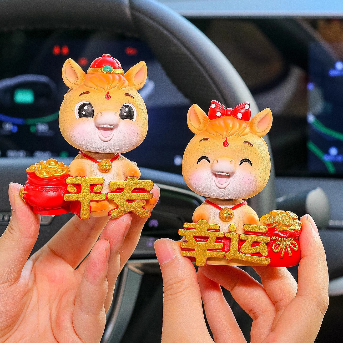 马年生肖吉祥物公仔车载摇头摆件汽车内中控台装饰品喜庆新年礼物