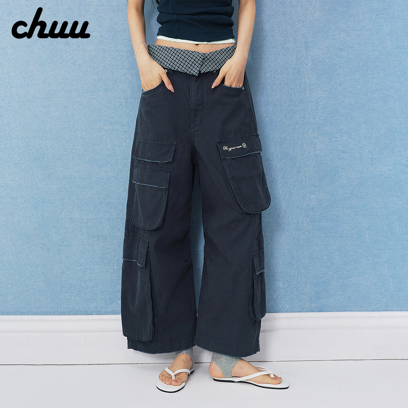 CHUU字母印花休闲裤女2026秋季新品格纹撞色翻边磨破多口袋九分裤