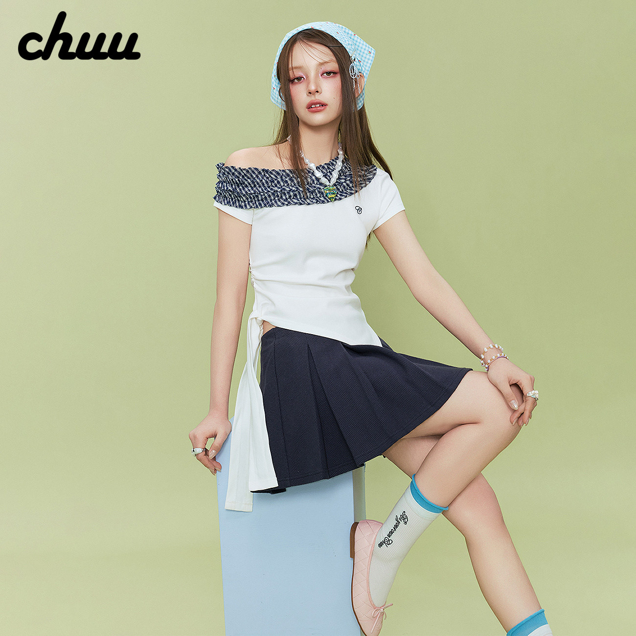CHUU格子木耳边短袖T恤女2026年夏季新品字母不对称露肩绑带上衣