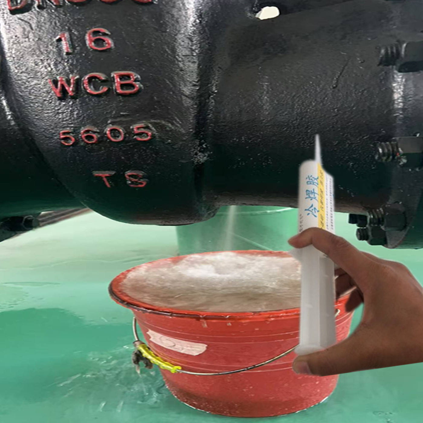 石油管道破裂呲水带压堵漏胶水地底下PE管漏水补漏胶黑色热熔接头