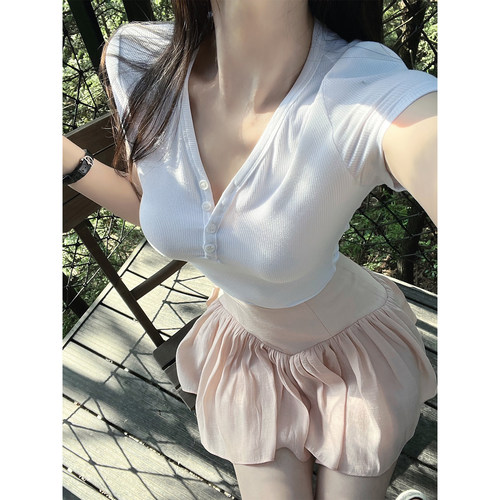 bear熊熊屋【素颜搭子】易梦玲同款三色百搭修身掐腰纽扣针织T恤