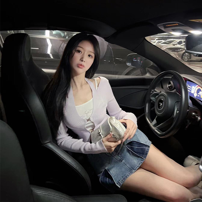 熊熊屋【嗲精上线】纯欲buff修身短款挂脖可解开金属扣针织上衣