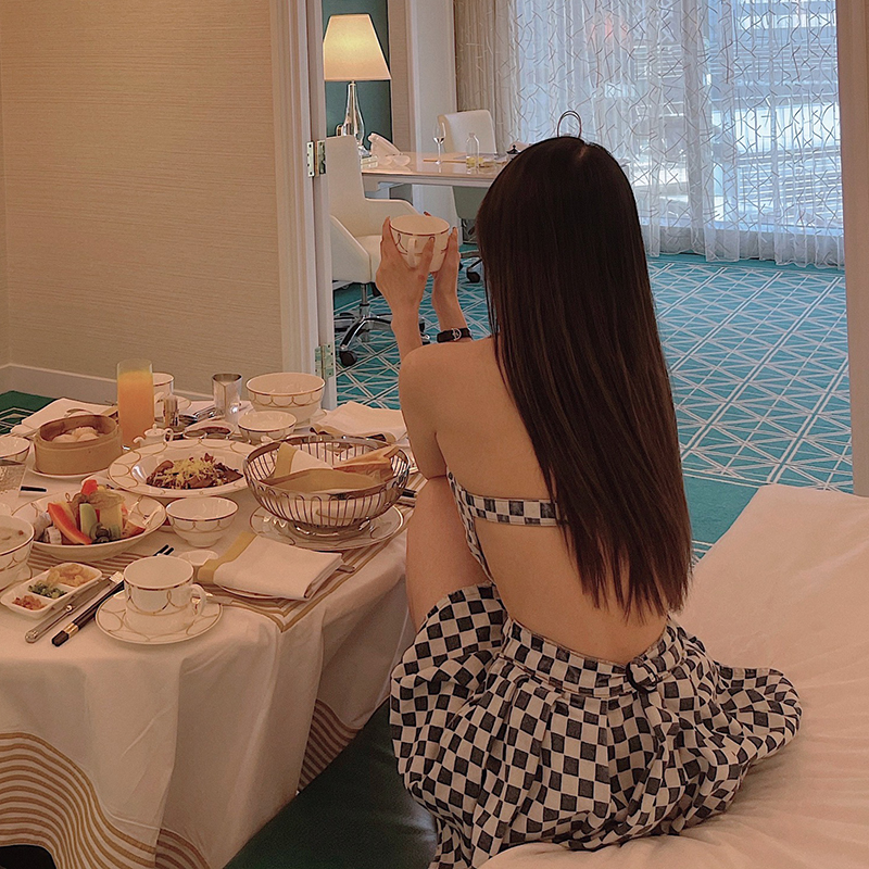 辣妹图鉴露背挖空百褶裙棋盘