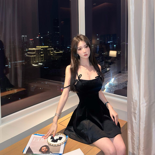 熊熊屋【罗曼蒂克】甜欲小性感感掐腰蝴蝶结钻饰丝绒吊带连衣裙