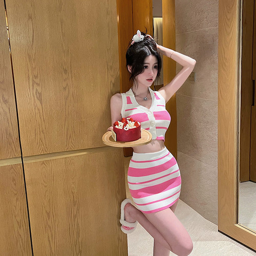 一套很芭比娃娃的针织坑条套装