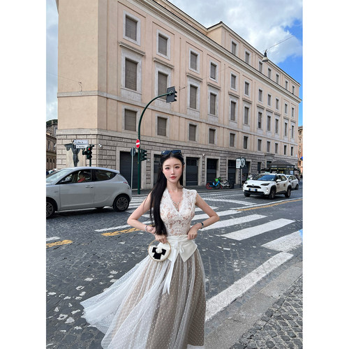 bear熊熊屋【艺术系女神】无袖V领蕾丝上衣腰封波点网纱半裙套装