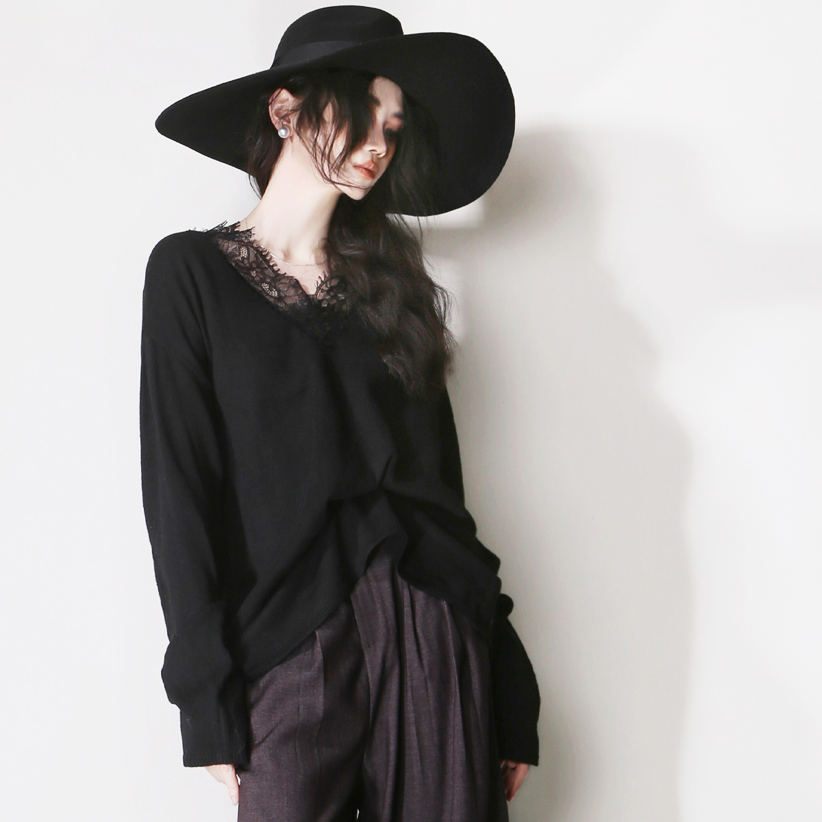 蕾丝拼接V领慵懒宽松中长款针织