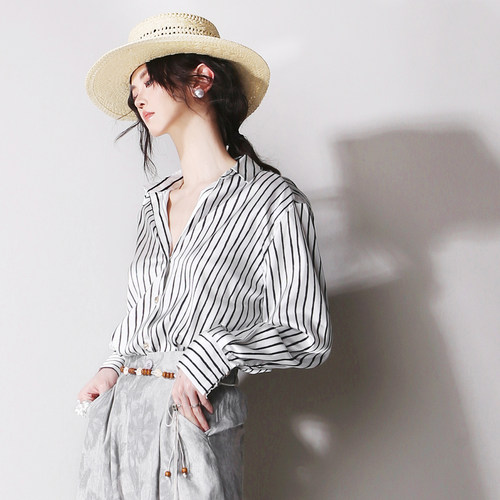 B59黑白条纹光泽感缎面V领翻领长袖欧美风简约宽松显瘦百搭衬衫