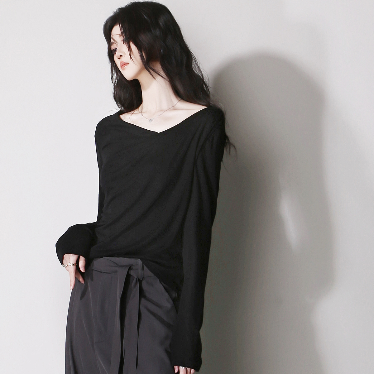 2025年秋季黑色不对称斜领简约T