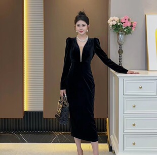 高级感赫本风金丝绒长袖修身显瘦包臀裙高端轻奢黑色气质连衣裙女