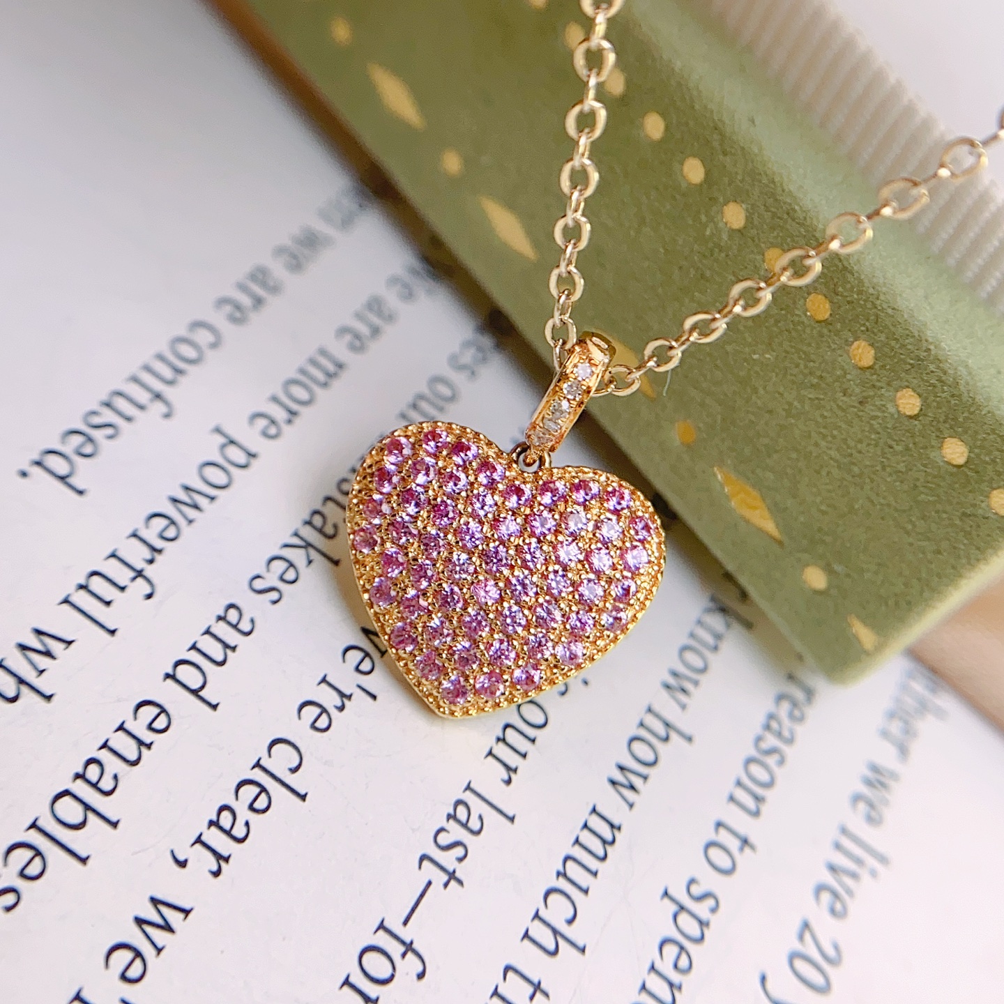 宝创集18k金镶嵌约0.80克拉天然彩蓝宝吊坠爱心吊坠轻奢简约精致