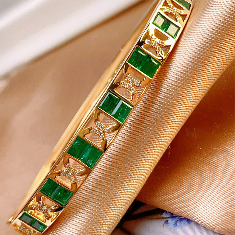 宝创集18k金约3.20克拉天然祖母绿手镯轻奢款钻石白蓝宝镶嵌手镯