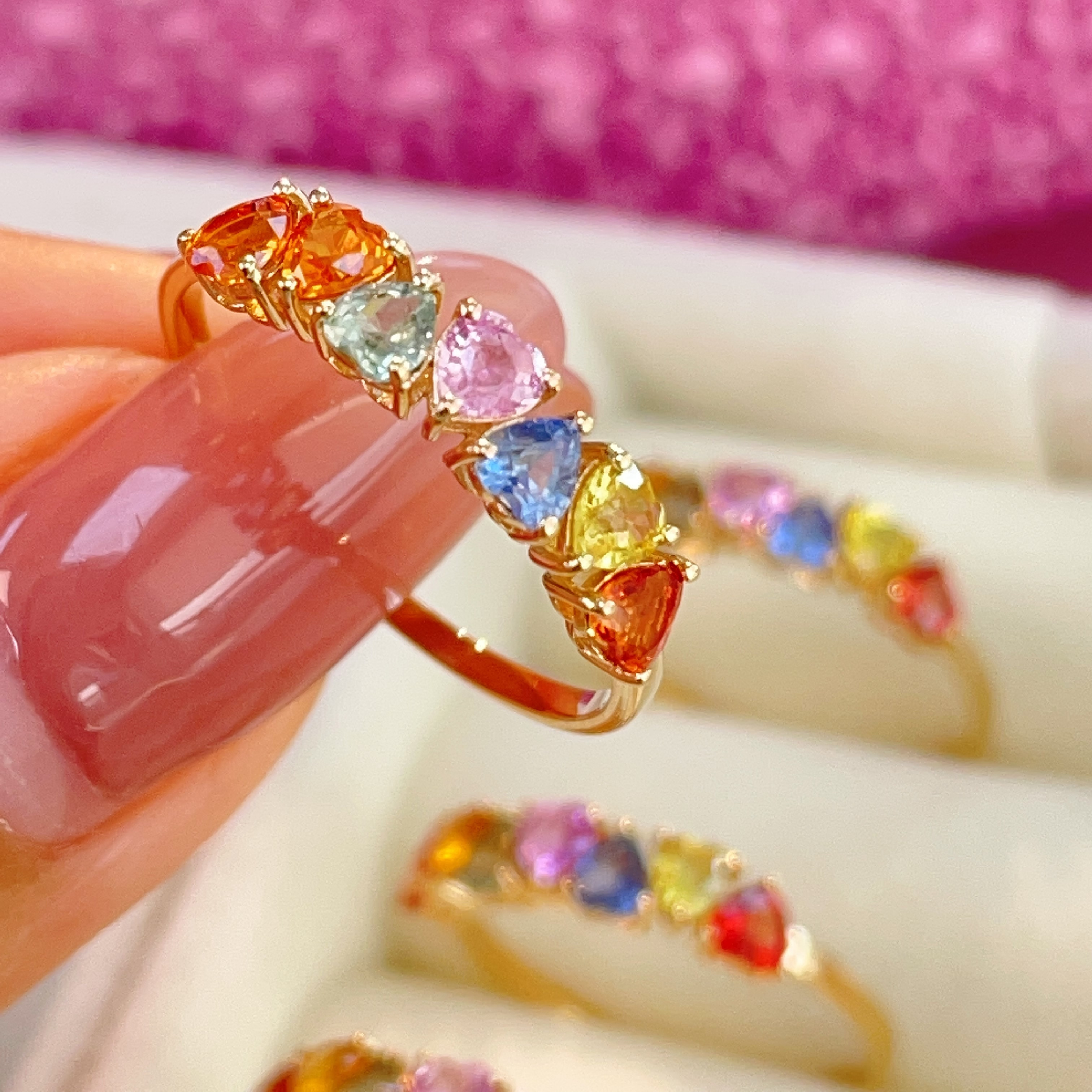 宝创集18K金镶嵌约1.00克拉天然彩色蓝宝石爱心半圈戒指彩虹排戒