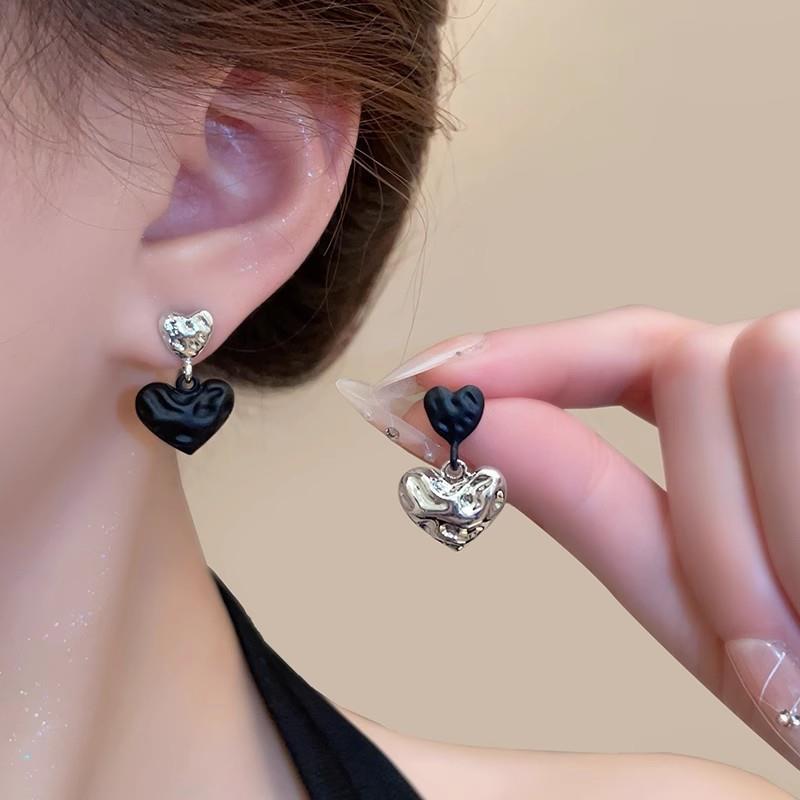 银针黑白撞色爱心不对称耳环轻奢高级感小众耳钉时尚气质百搭耳饰