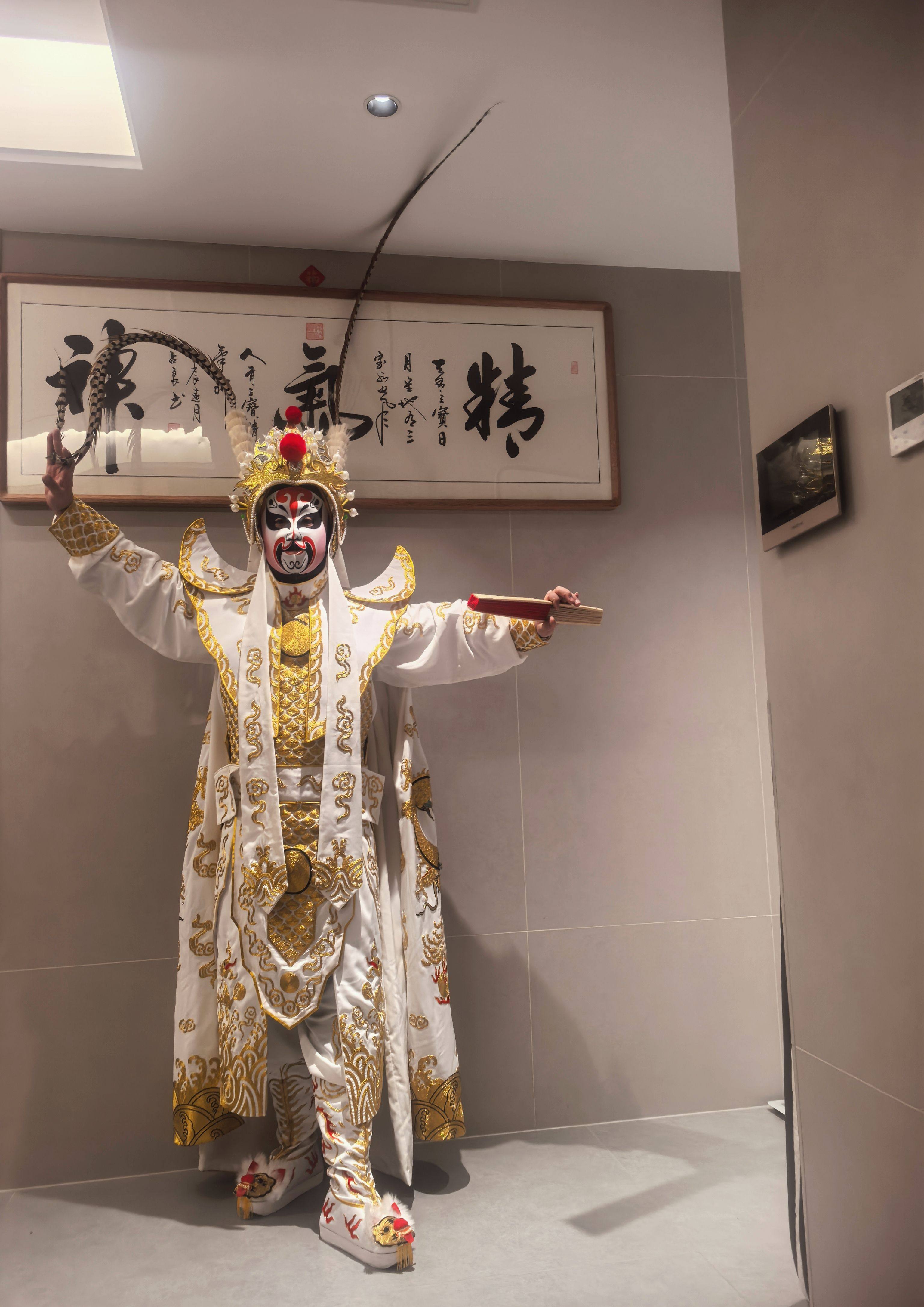 蛟龙出海，白色盘金刺绣川剧变脸魔术道具