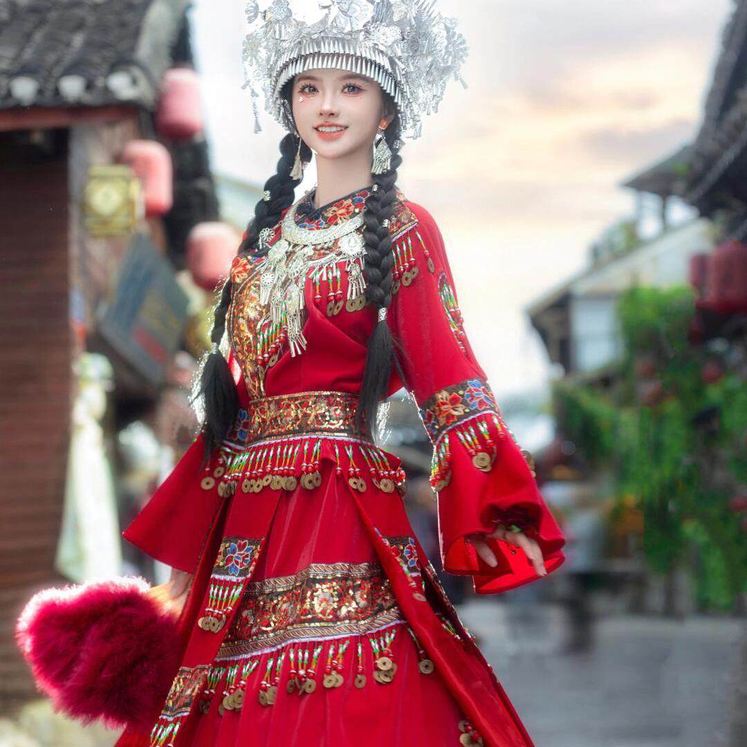 新款苗疆少女服装红色重工铜钱经典民族演出服大理摄影旅拍套装