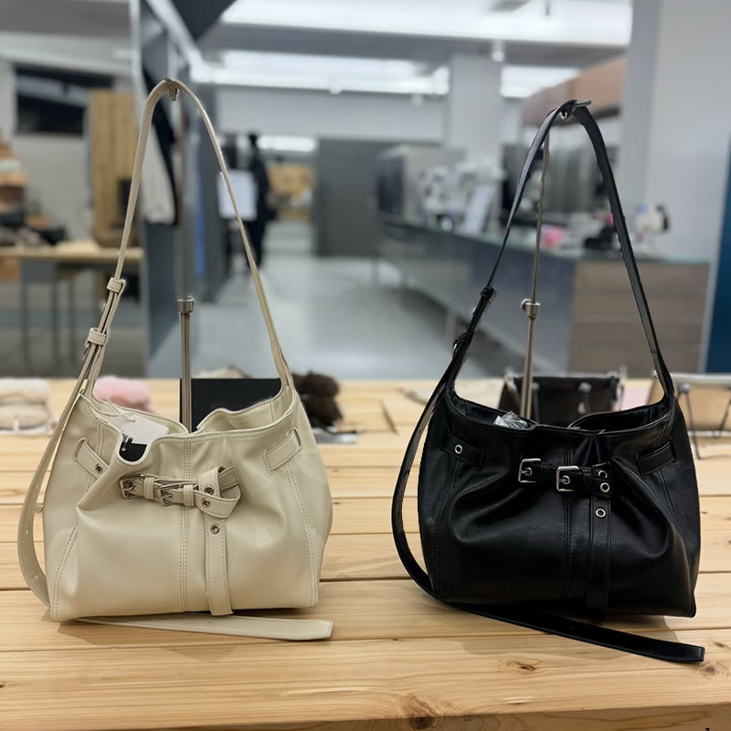 2026春夏新款时尚女包百搭单肩包褶皱皮带扣斜挎包韩版通勤手提包