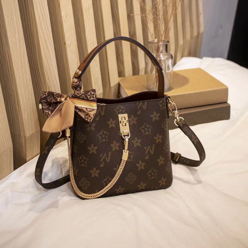 超火小包包水桶2021女士优家名牌新款手提时尚真皮包包女包潮斜挎