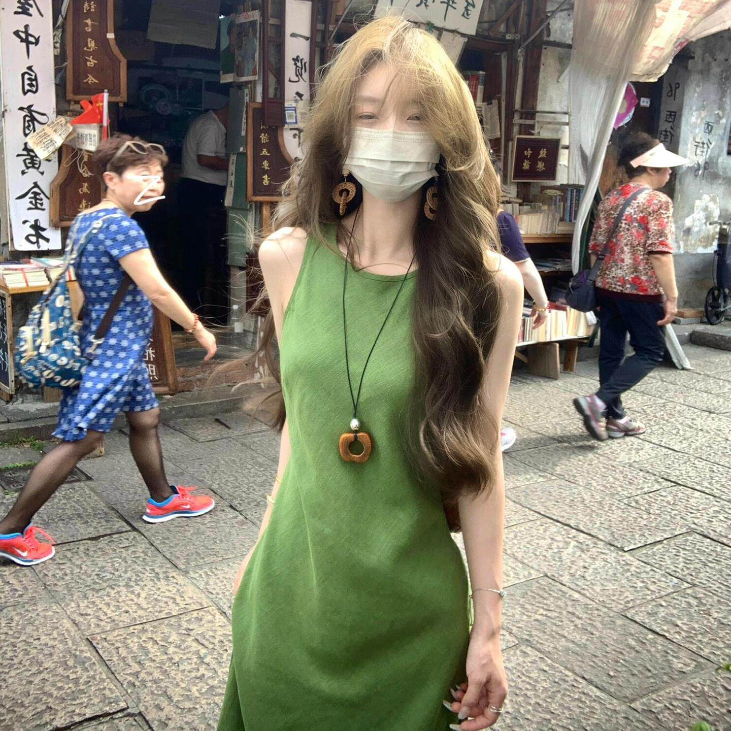 法式复古绿色吊带背心连衣裙女子夏季2025新款小个子收腰气质长裙