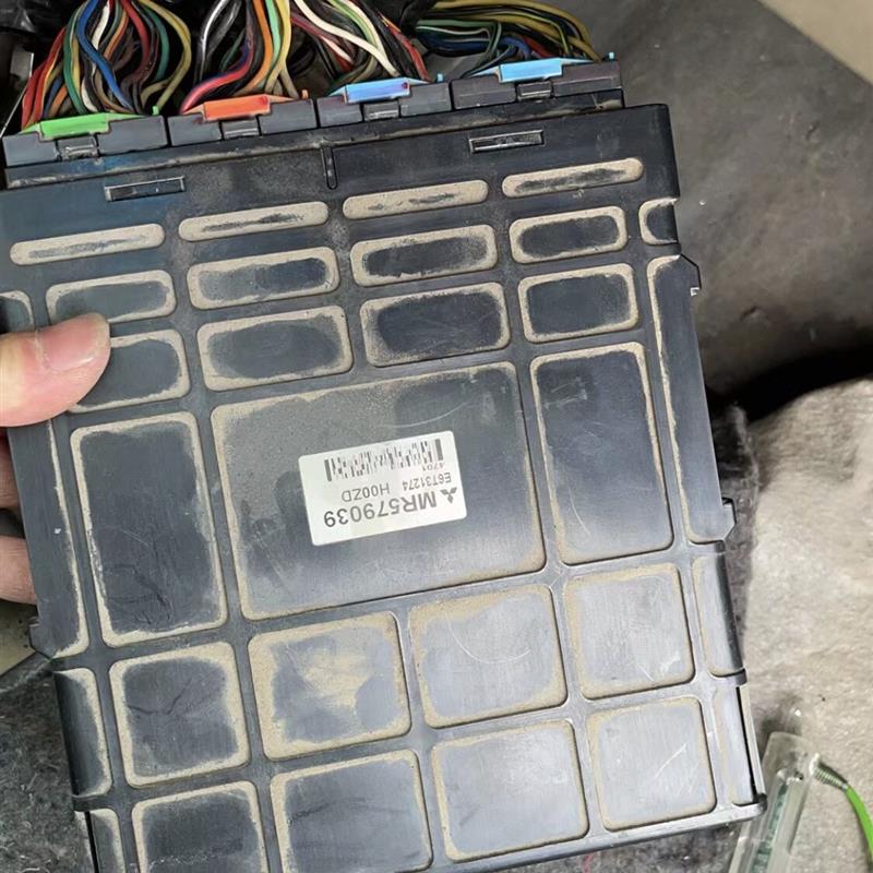 适用于拆车三菱 欧蓝兰德 发动机电脑板 行车电脑板 MN131542原装