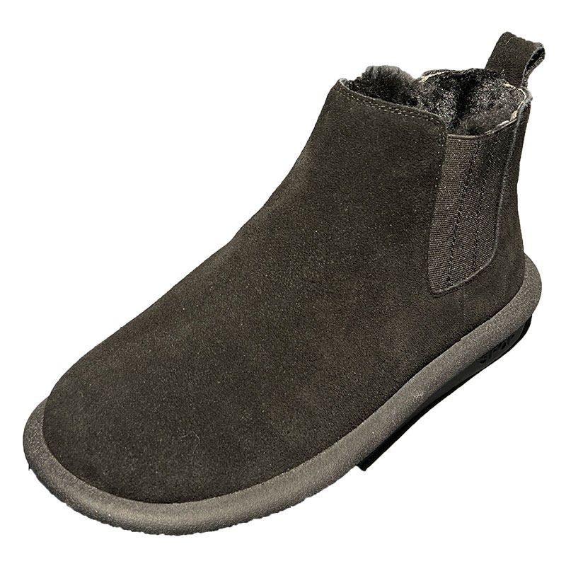MENS SUEDE CHELSEA BOOTS ARE WARM AND COMFORTABLE IN WINTER AND THE YOUNG GUY A PEDAL IS A DRIVING ARTIFACT