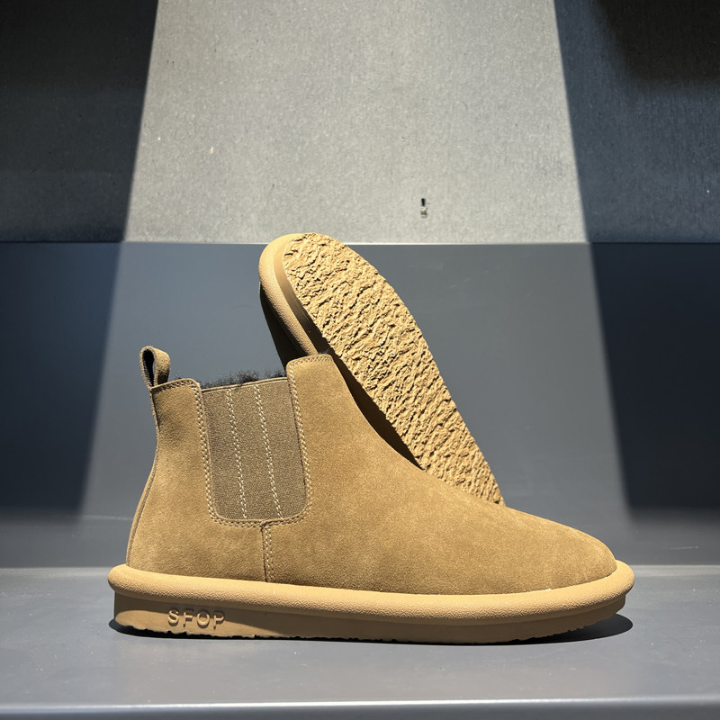 MENS SUEDE CHELSEA BOOTS ARE WARM AND COMFORTABLE IN WINTER AND THE YOUNG GUY A PEDAL IS A DRIVING ARTIFACT