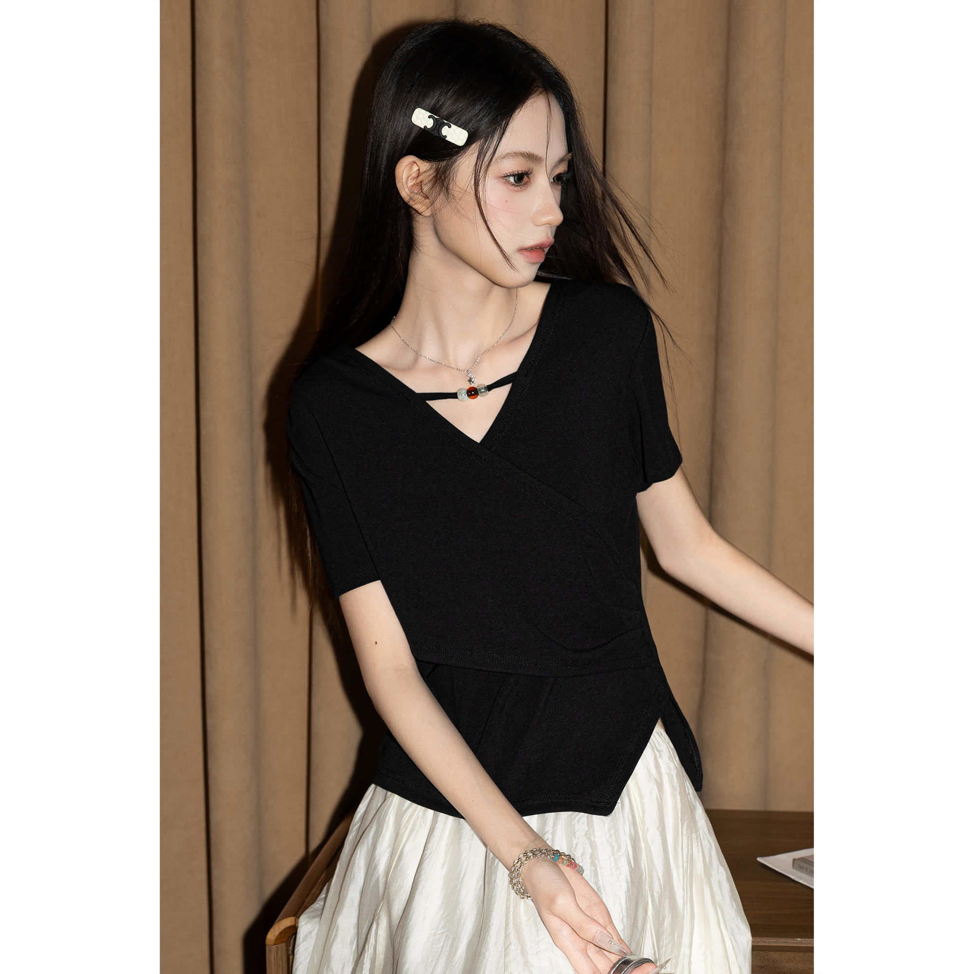 黑色不规则V领短袖T恤女2026夏季新款小个子正肩短款T恤掐腰上衣