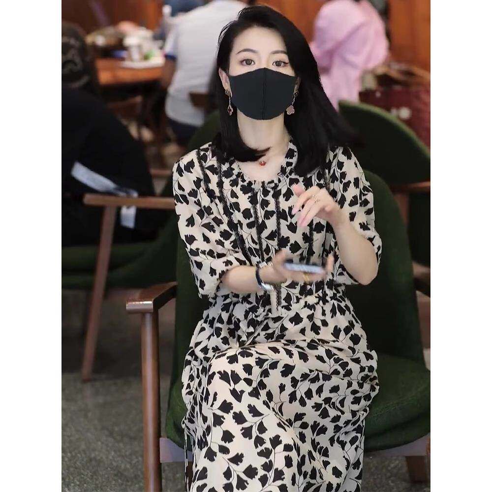 欧洲站2025新款法式茶歇高级感别致惊艳绝美显瘦黑色碎花连衣裙夏