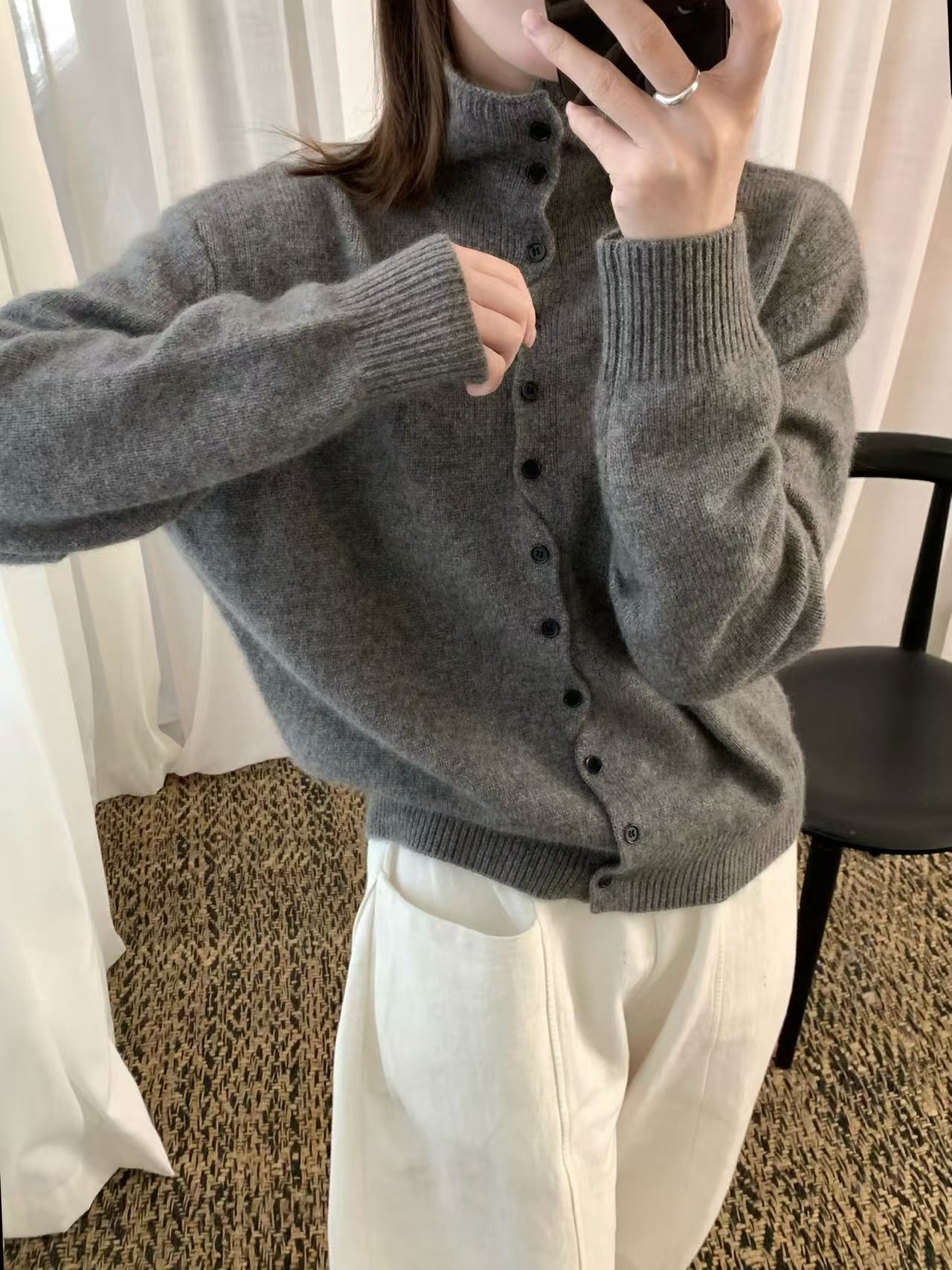 全羊毛半高领单排扣长袖针织衫