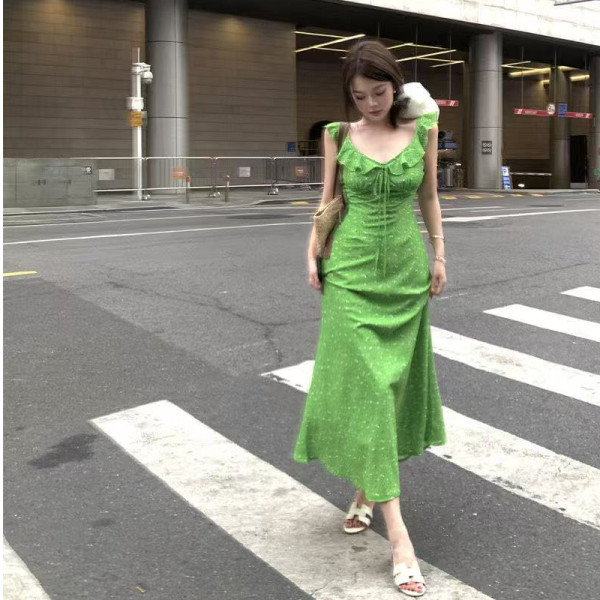 法式碎花荷叶边V领绿色连衣裙女夏季度假风沙滩收腰显瘦吊带裙子