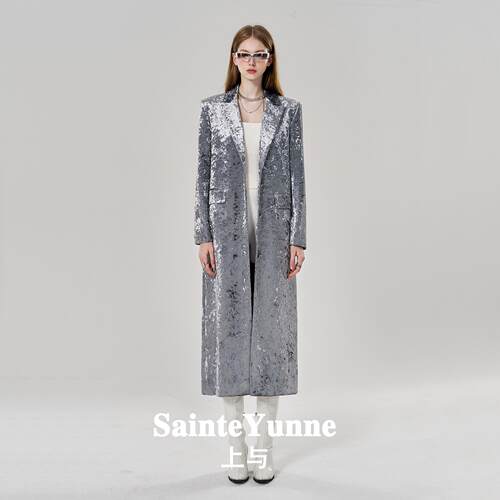 SainteYunn上与丝绒大衣