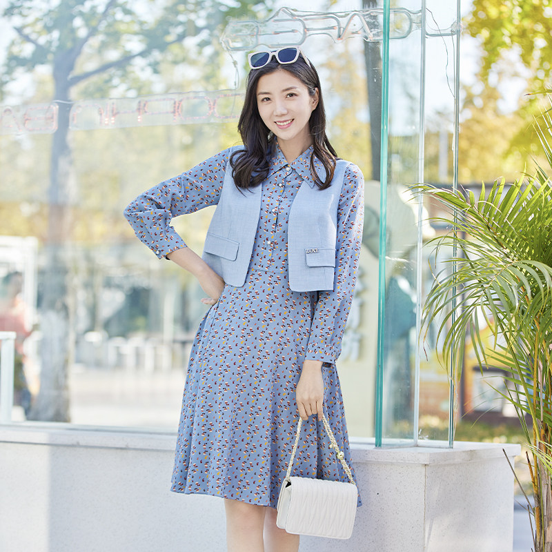 诗梦女装蓝色印花连衣裙衬衫领单排扣收腰伞摆长袖桑蚕丝中长裙子