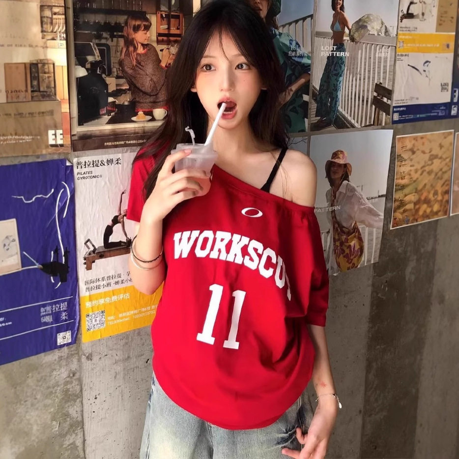 2025新款红色斜肩T恤女夏季短袖ins风纯棉美式辣妹慵懒风露肩上