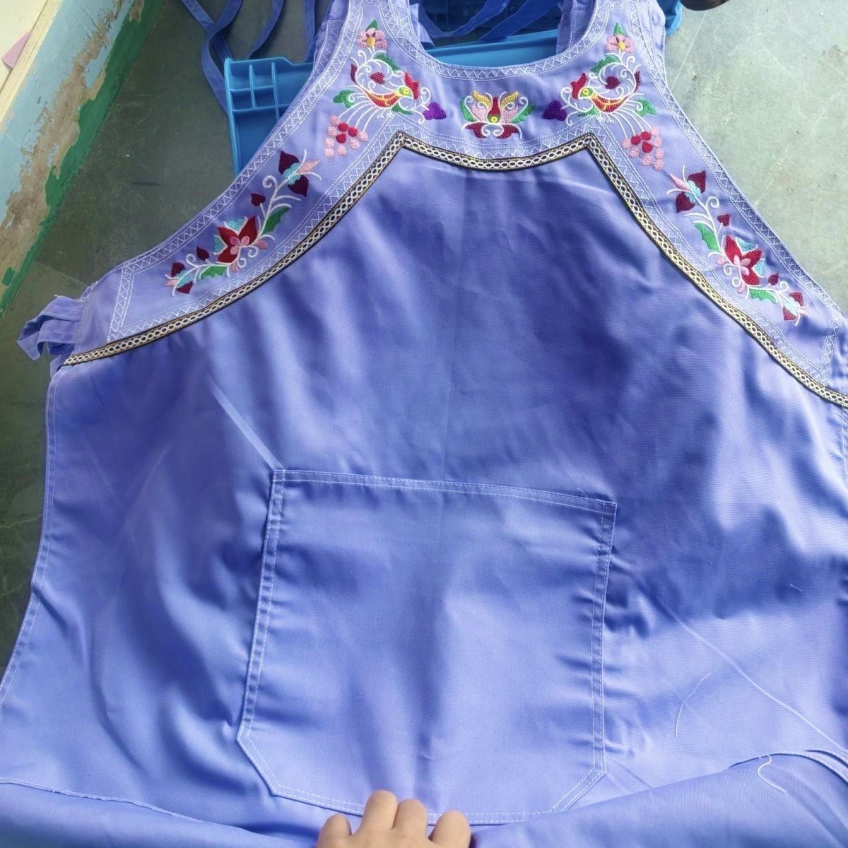零售布依族围腰绣花围裙妈妈防尘厨房工作服日常百塔款哦