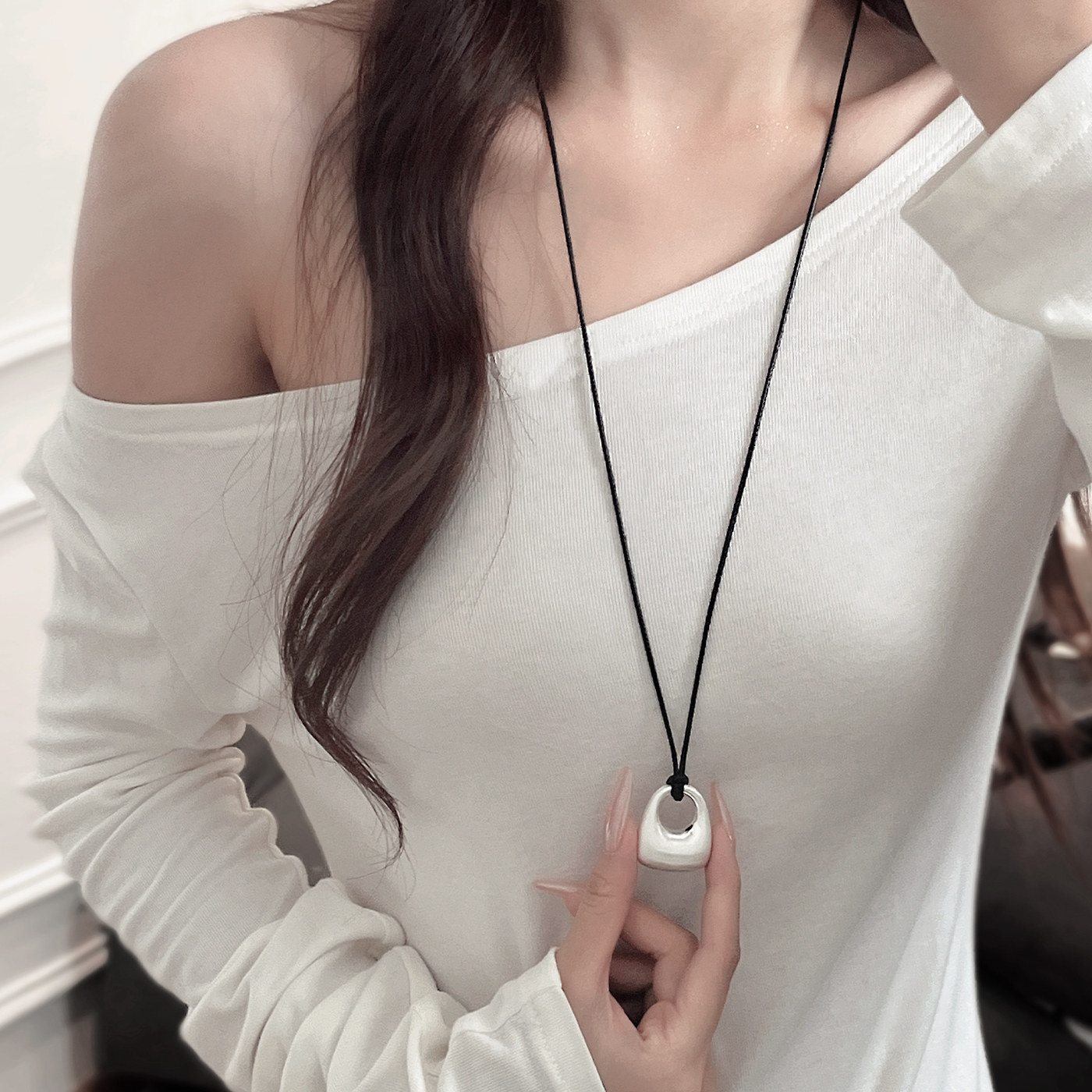 轻奢2025新款钱袋锁骨链高级白色