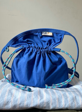 泰国小众设计抽绳斜挎手机包逛街小包简约百搭脖挂女包束口斜挎包