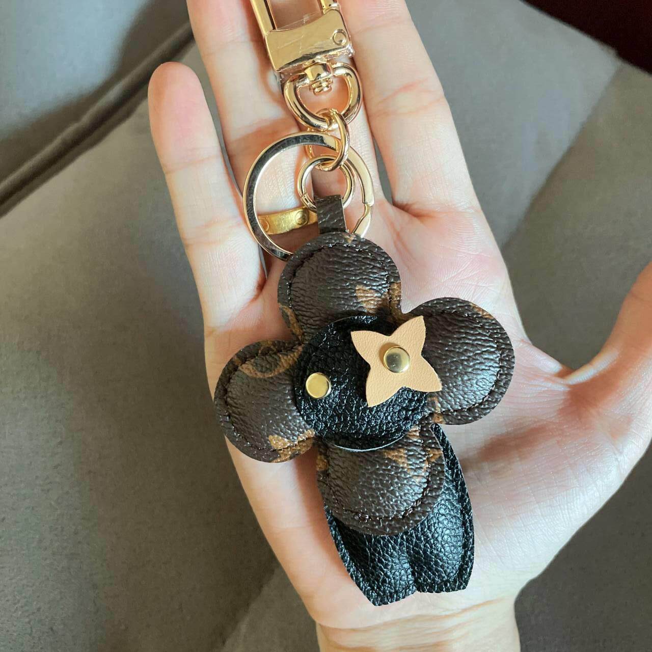 LV&GEDETE 包挂饰太阳花人公仔女汽车钥匙扣挂件简约老花钥匙链圈