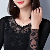 Áo thun nữ mùa thu và trung niên cho mẹ mặc áo lưới cổ thấp chạm đáy áo dài tay cộng với áo sơ mi ren nhung ngoại nhỏ - Quần áo của mẹ áo đầm trung niên