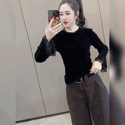 百搭金丝绒拼接网纱喇叭袖打底衫