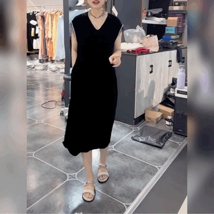V领钉珠丝绒连衣裙过膝赫本风小黑裙黑色气质砍袖 冰丝绒大长裙女